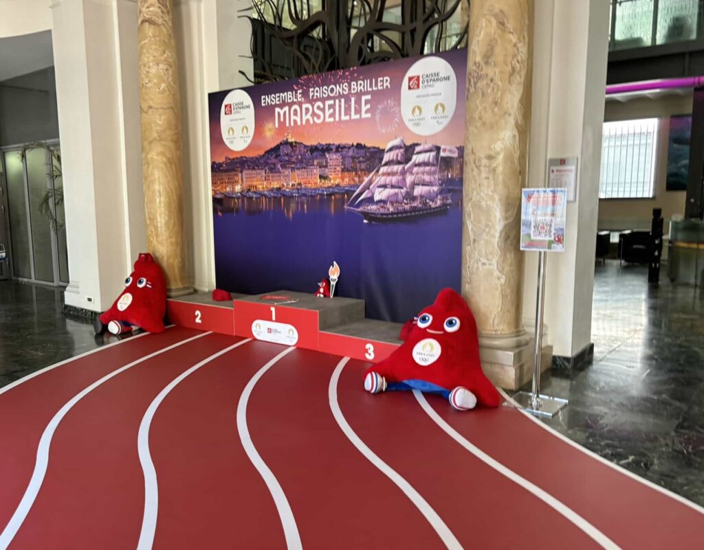 Le grand hall de la Caisse d'épargne CEPAC aux couleurs des JO (Crédit Gomet')